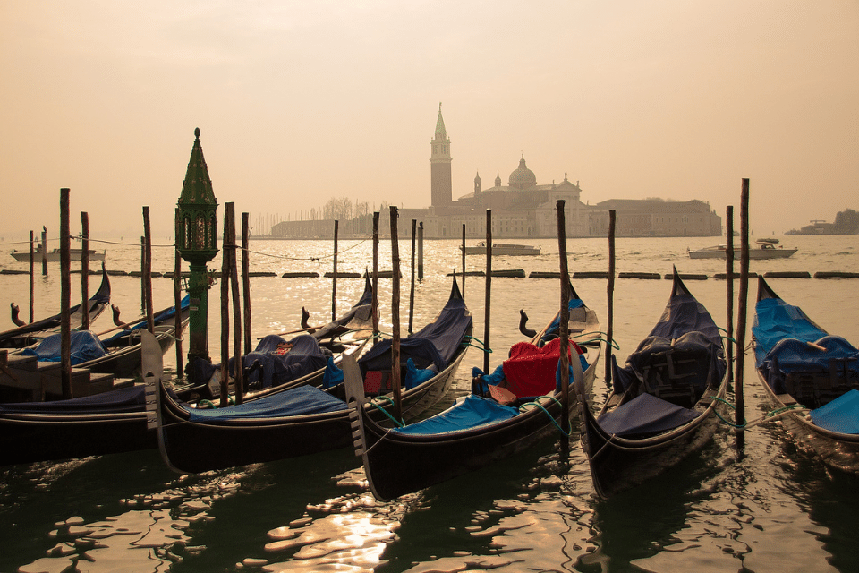 Venice_Gondolas.png